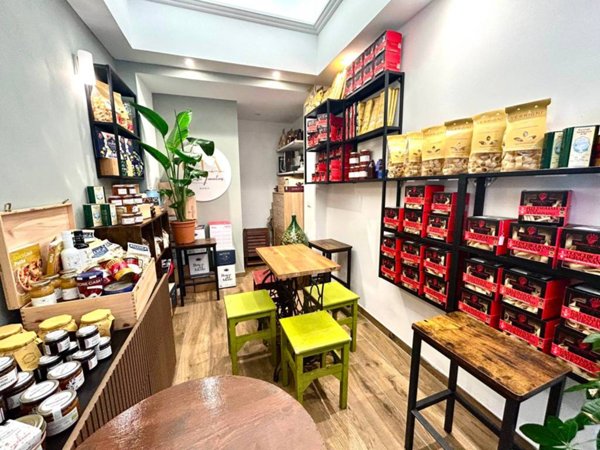 negozio in vendita a Roma in zona Rione Regola
