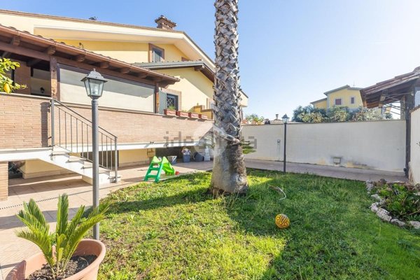 casa indipendente in vendita a Roma in zona Finocchio
