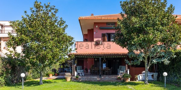 casa indipendente in vendita a Roma in zona Axa