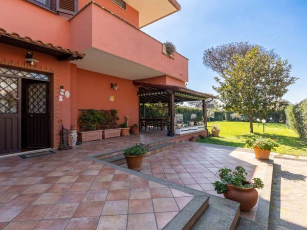 casa indipendente in vendita a Roma in zona Axa