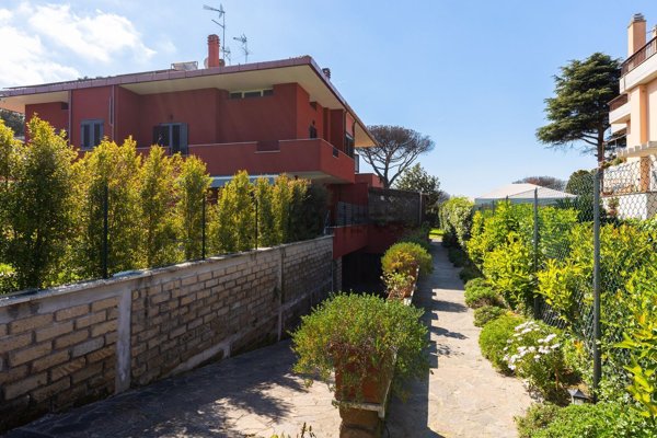 casa indipendente in vendita a Roma in zona Axa