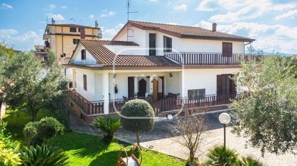 casa indipendente in vendita a Roma in zona Finocchio