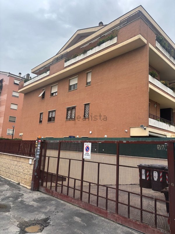 appartamento in vendita a Roma in zona Axa