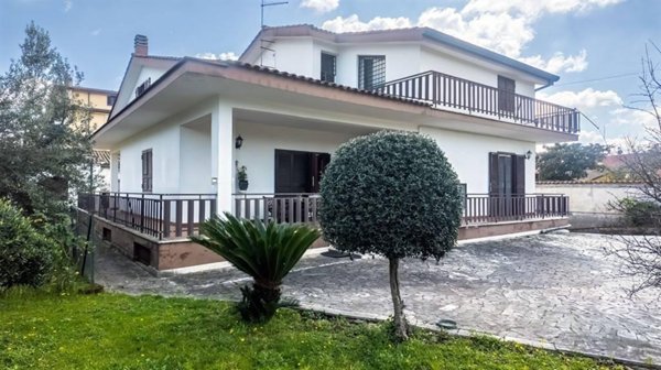 casa indipendente in vendita a Roma in zona Finocchio