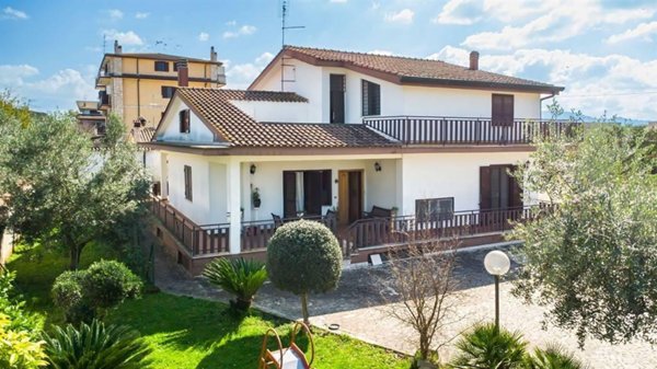 casa indipendente in vendita a Roma in zona Finocchio