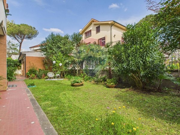 appartamento in vendita a Roma in zona Appio Pignatelli