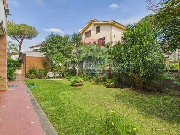 appartamento in vendita a Roma in zona Appio Pignatelli