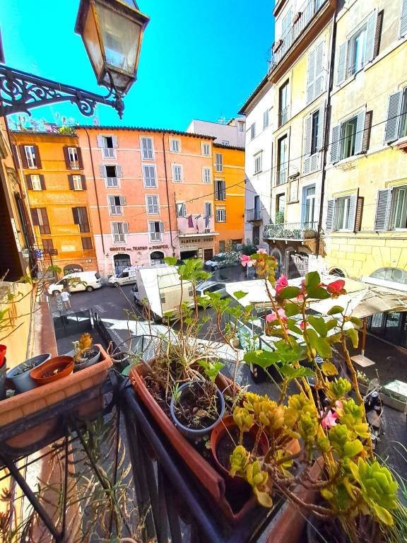 appartamento in vendita a Roma in zona Rione Regola