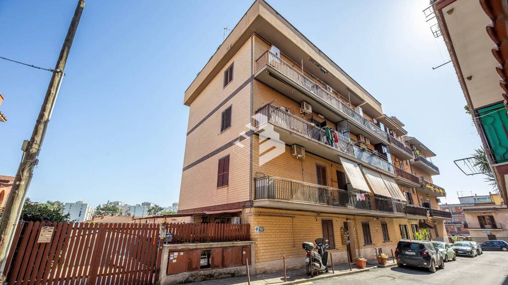 appartamento in vendita a Roma in zona Torre Angela