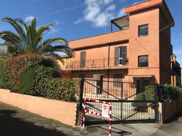 appartamento in vendita a Roma in zona Torrione Cerquetta