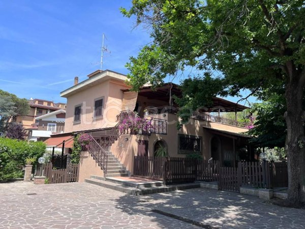 casa indipendente in vendita a Roma in zona Mostacciano