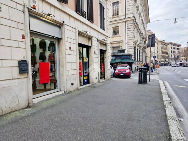 negozio in vendita a Roma in zona Rione Regola