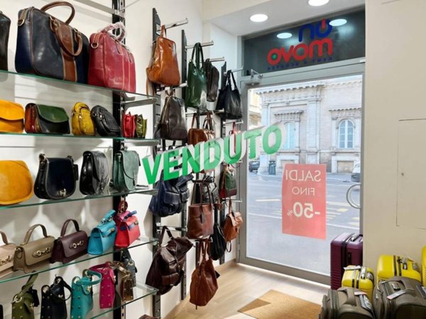 negozio in vendita a Roma in zona Rione Regola