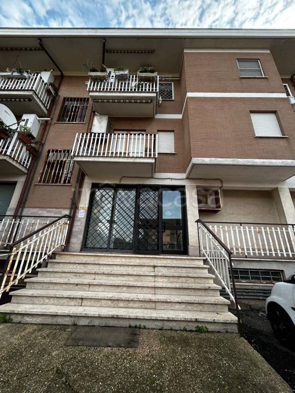 appartamento in vendita a Roma in zona Falcognana