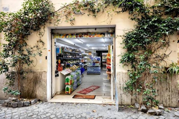 negozio in vendita a Roma in zona Rione Regola