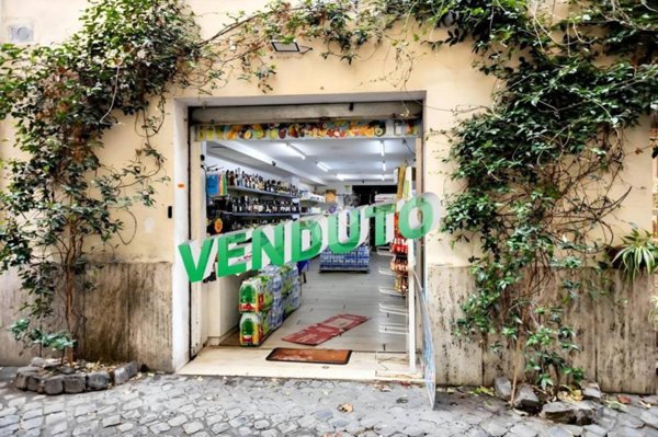 negozio in vendita a Roma in zona Rione Regola
