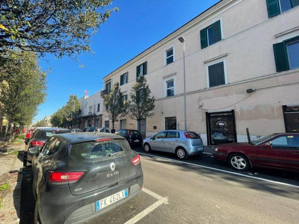 locale commerciale in vendita a Roma in zona Tuscolano