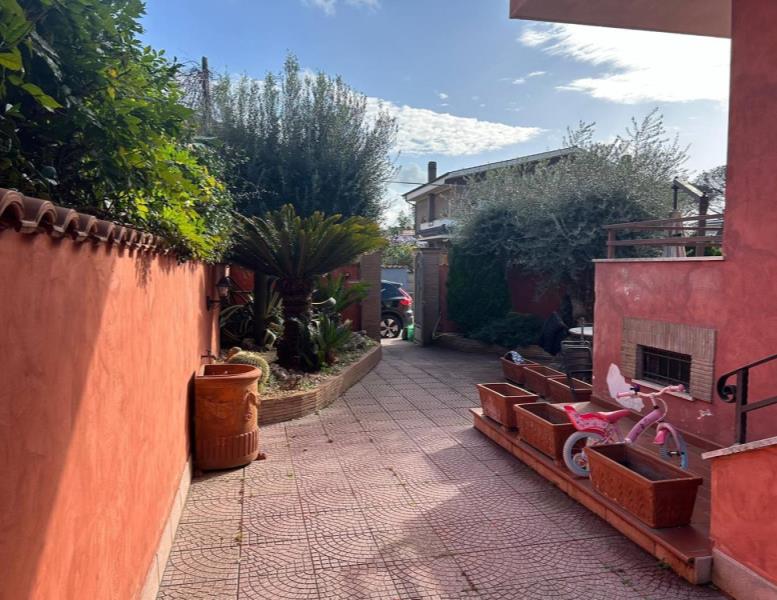 casa indipendente in vendita a Roma in zona Infernetto
