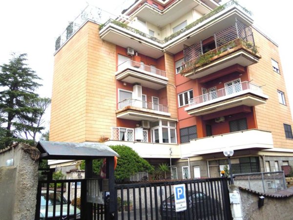 appartamento in vendita a Roma in zona Tomba di Nerone