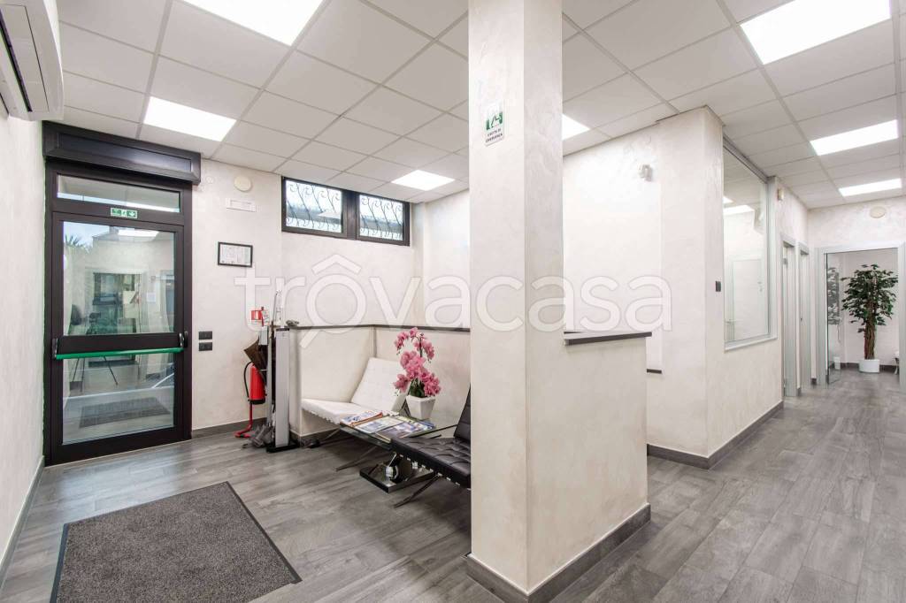 ufficio in vendita a Roma in zona Spinaceto