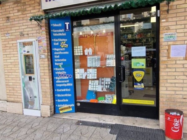 negozio in vendita a Roma in zona Ponte Mammolo