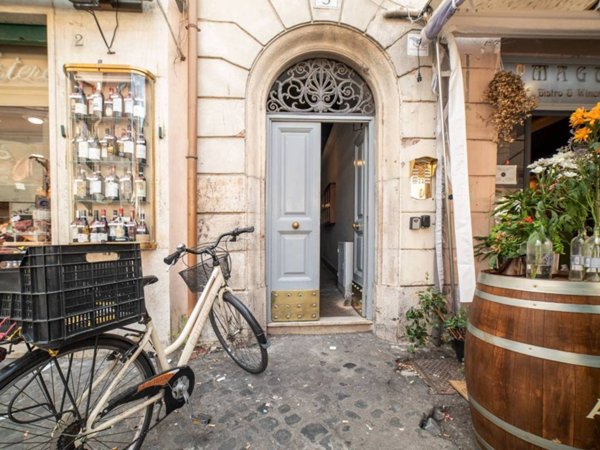 negozio in vendita a Roma in zona Rione Regola