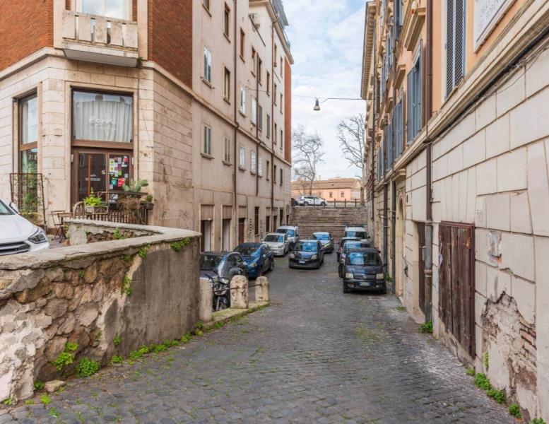 negozio in vendita a Roma in zona Rione di Ponte