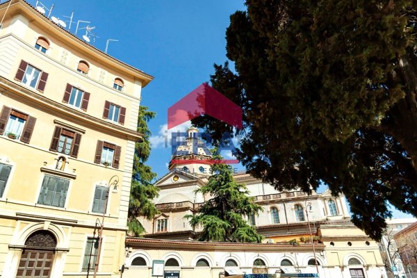 locale commerciale in vendita a Roma in zona Rione Prati