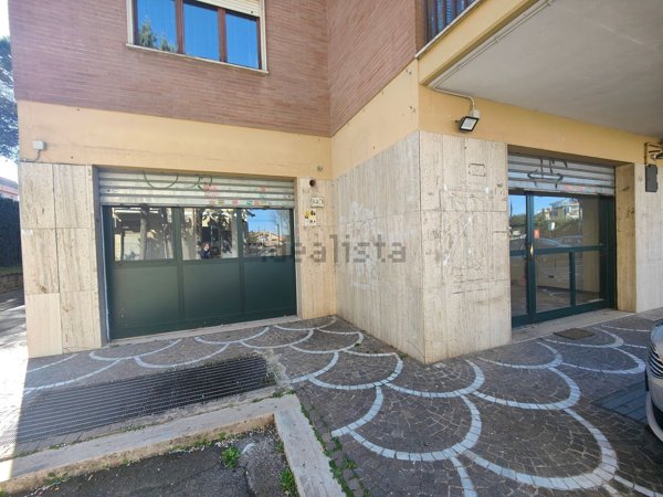 locale commerciale in vendita a Roma in zona Isola Farnese
