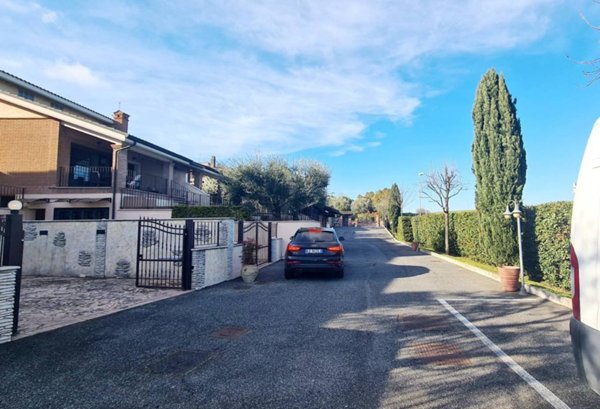 casa indipendente in vendita a Roma in zona Falcognana