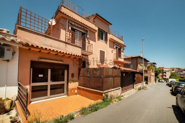 locale commerciale in vendita a Roma in zona Tomba di Nerone