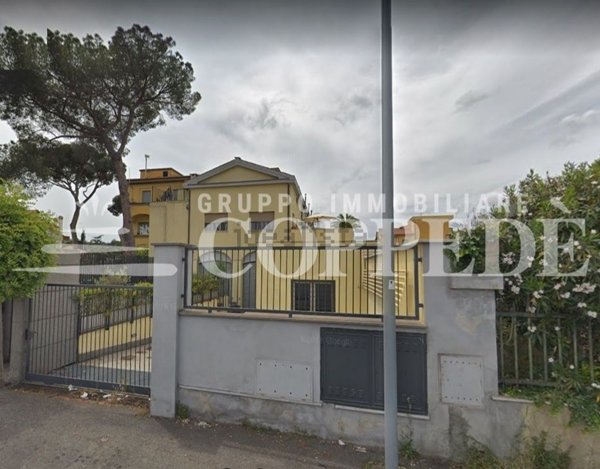 locale commerciale in vendita a Roma in zona Appio Claudio