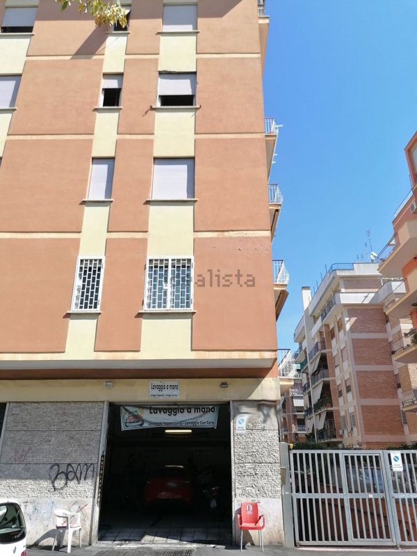 negozio in vendita a Roma in zona Appio Claudio