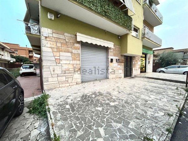 locale commerciale in vendita a Roma in zona Tor Bella Monaca