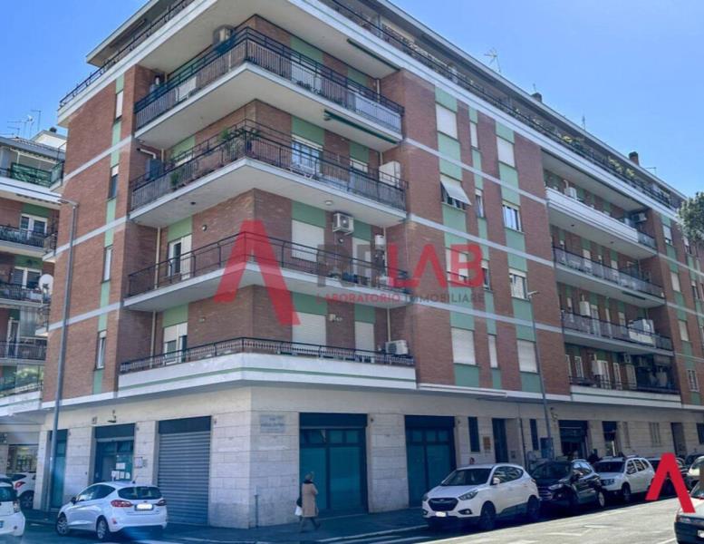 negozio in vendita a Roma in zona Ostia