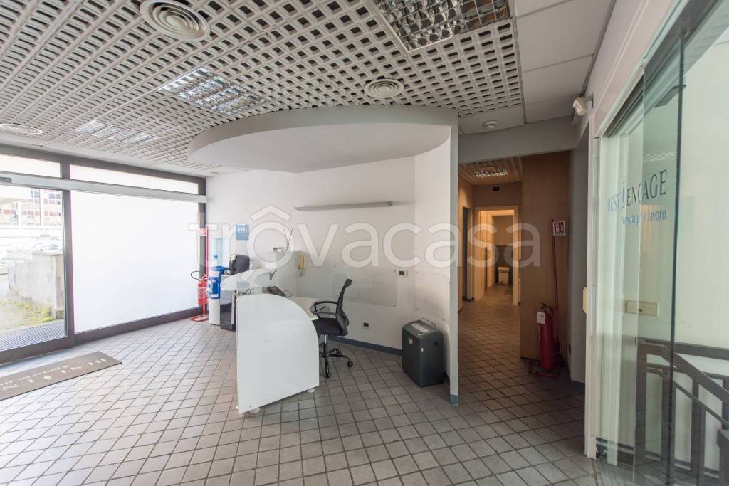 ufficio in vendita a Roma in zona Mostacciano