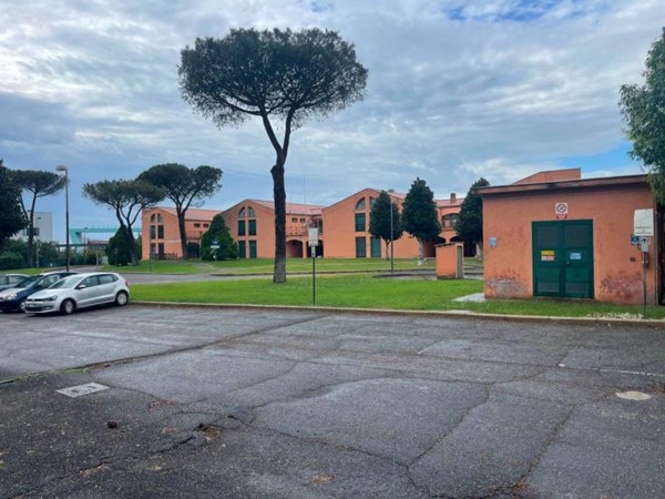 locale commerciale in vendita a Roma in zona Trigoria