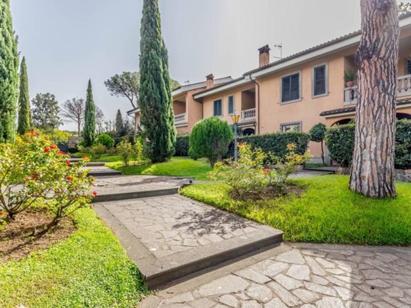 casa indipendente in vendita a Roma in zona Appio Pignatelli