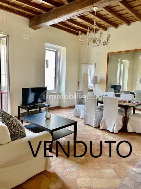 appartamento in vendita a Roma in zona Rione Regola