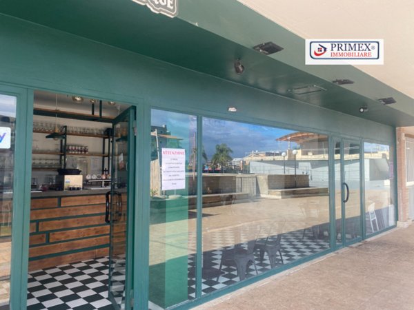 locale commerciale in vendita a Roma in zona Mezzocammino