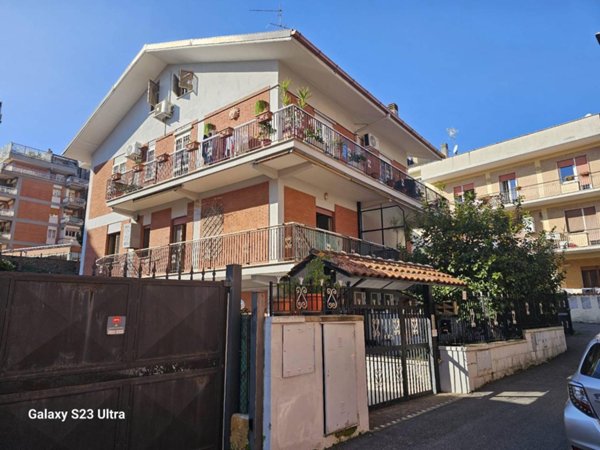 appartamento in vendita a Roma in zona Tomba di Nerone