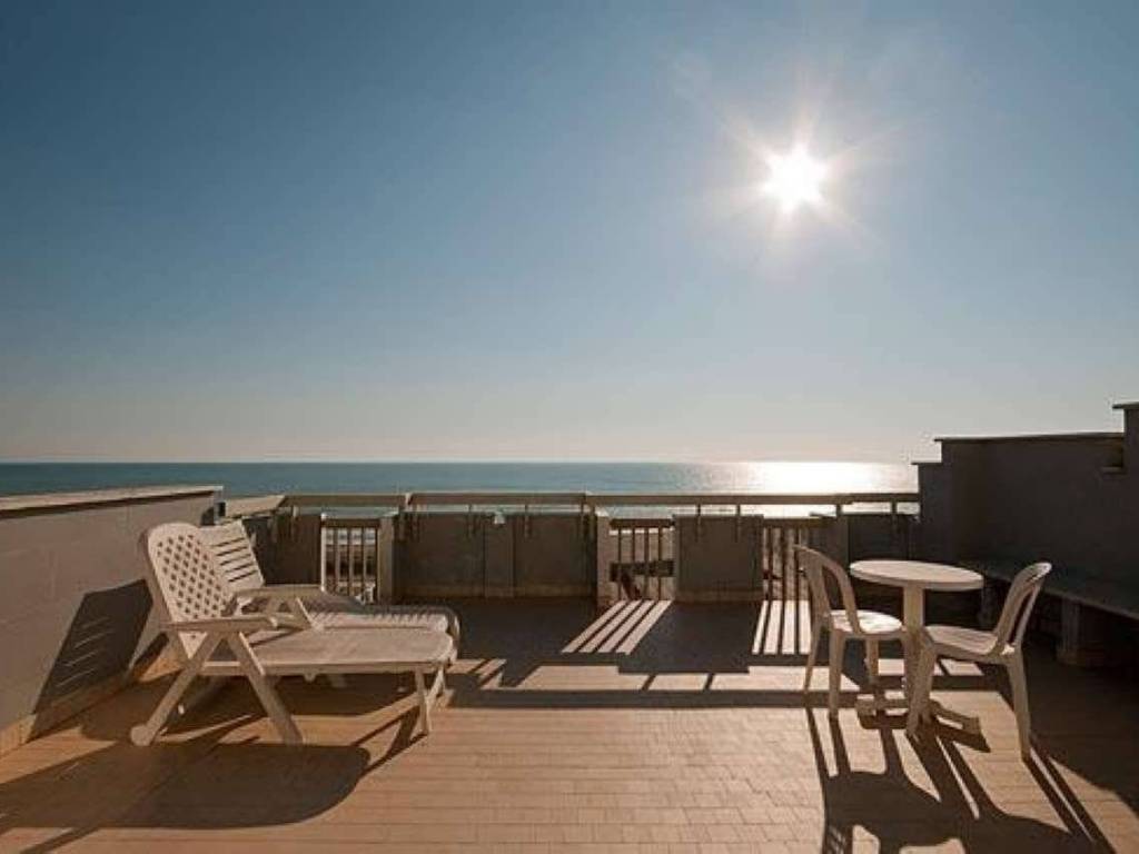 negozio in vendita a Roma in zona Castel Fusano