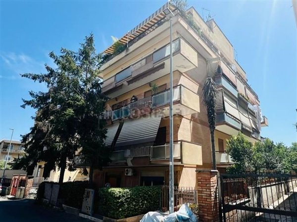 locale commerciale in vendita a Roma in zona Ponte Mammolo