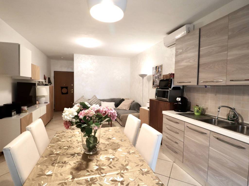 appartamento in vendita a Roma in zona Fontignani