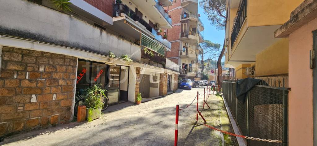 locale commerciale in vendita a Roma in zona Ardeatino