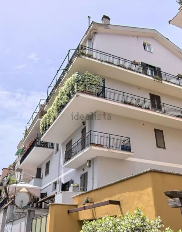 appartamento in vendita a Roma in zona Tomba di Nerone