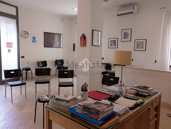 locale commerciale in vendita a Roma in zona Appio Latino