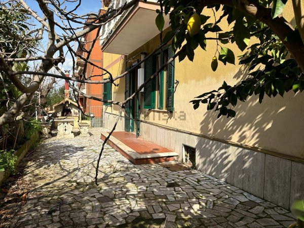 appartamento in vendita a Roma in zona Tomba di Nerone