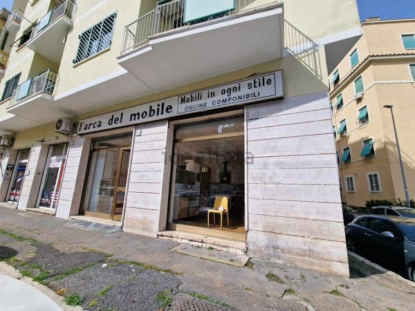 locale commerciale in vendita a Roma in zona Prenestino-Centocelle