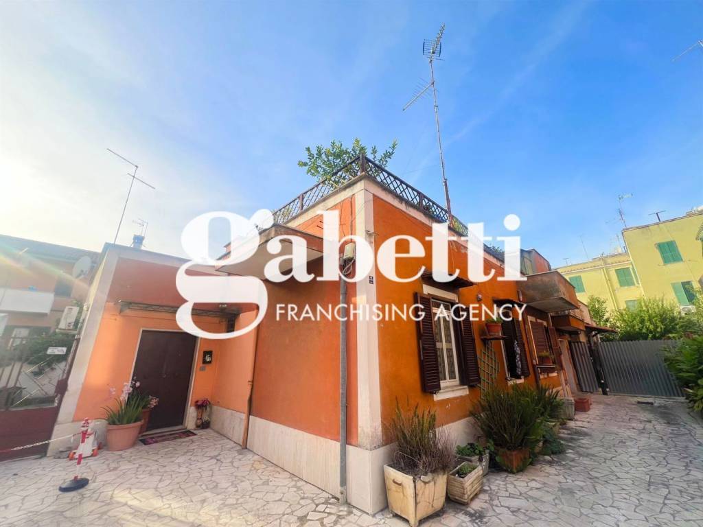 casa indipendente in vendita a Roma in zona Prenestino-Centocelle